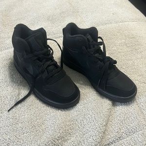 Boys Nike Court Borough Mids